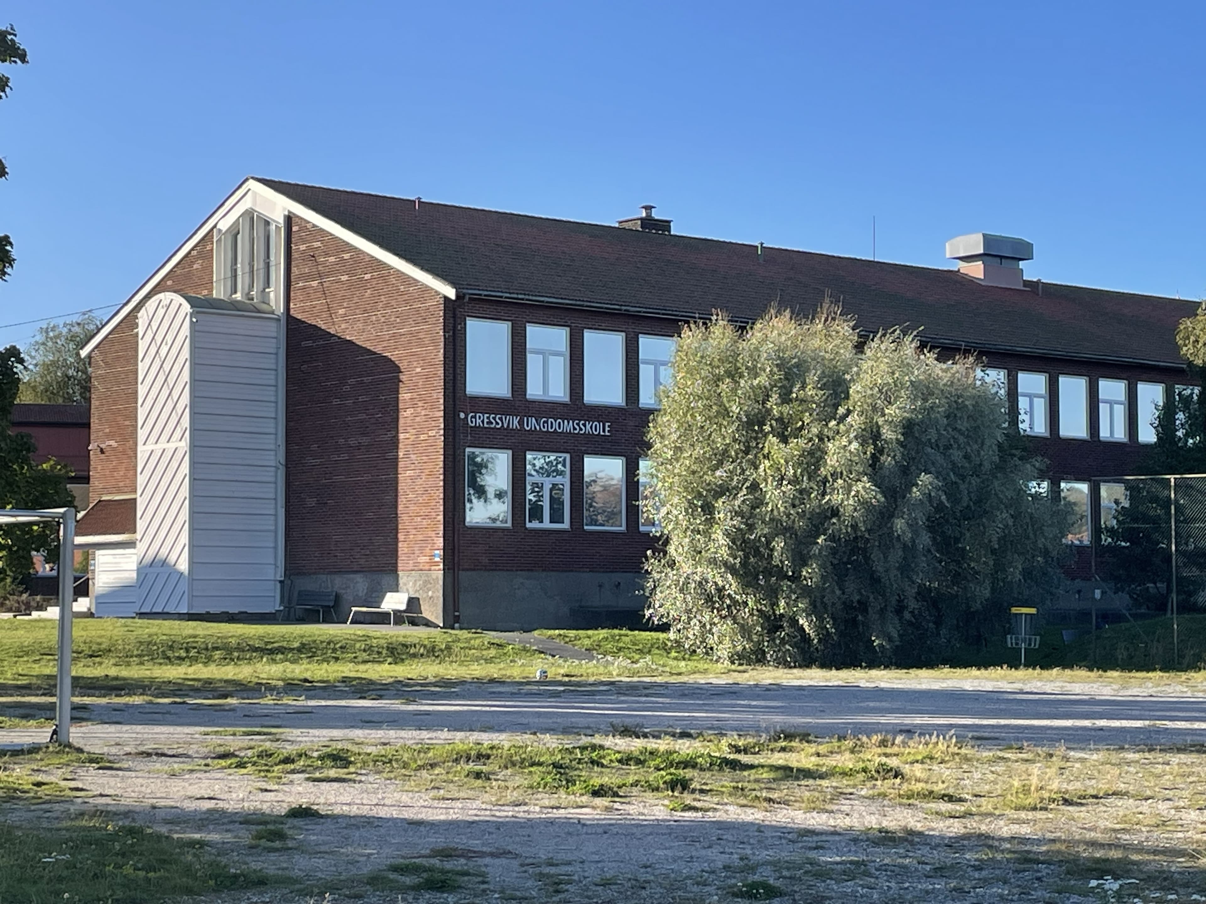 Utdrag av Fredrikstad kommunes anmeldelse av skadeverk ved Gressvik ungdomsskole, datert 31. august 2026.