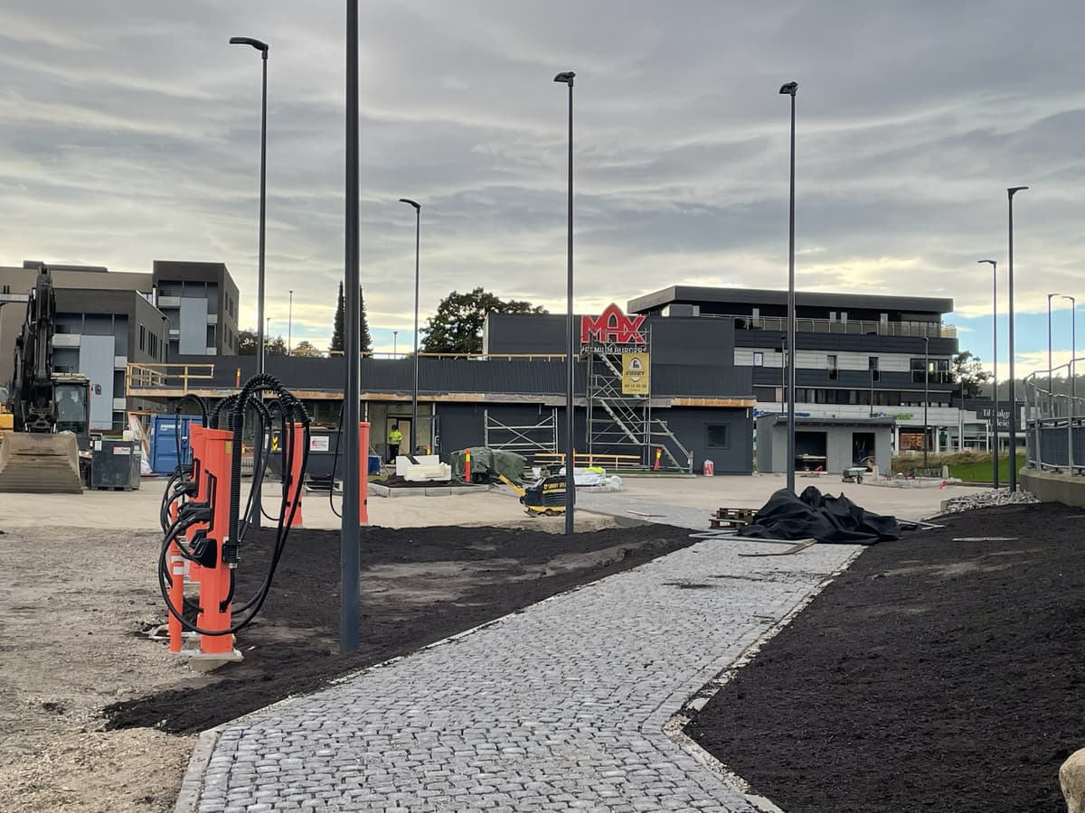 Utsnitt av brev fra Østfold fylkeskommune til Fredrikstad kommune, datert 30. september 2026, om reklameskilt for Max burger i Storveien 1A på Ørebekk.
