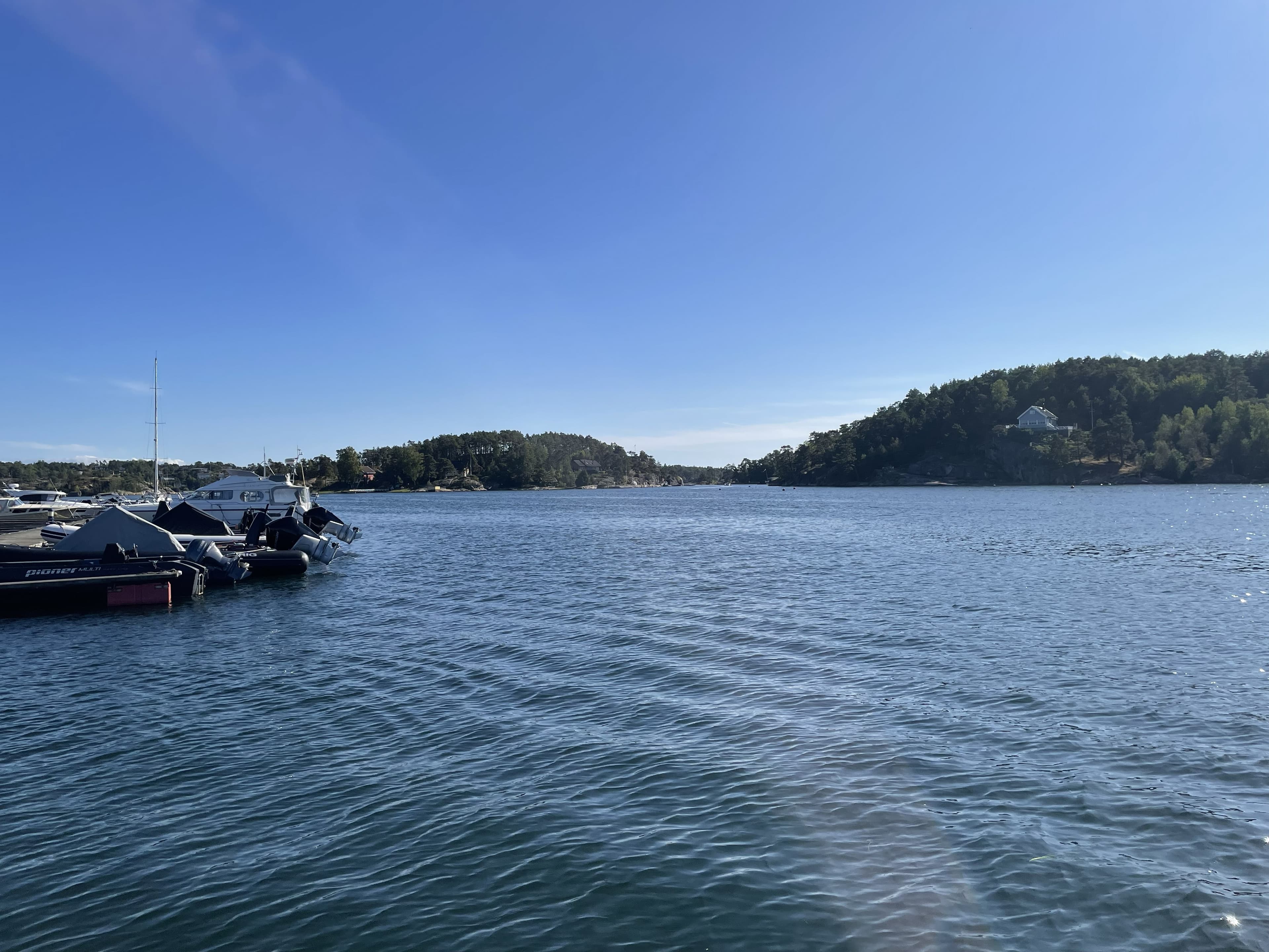 Hankøsundet sett sørover fra Hankø marina, med fortøyde båter til venstre og sundet som smalner mellom skogkledde odder.